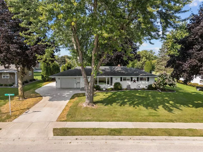 401 S PARKWAY DRIVE, Brillion, WI 54110