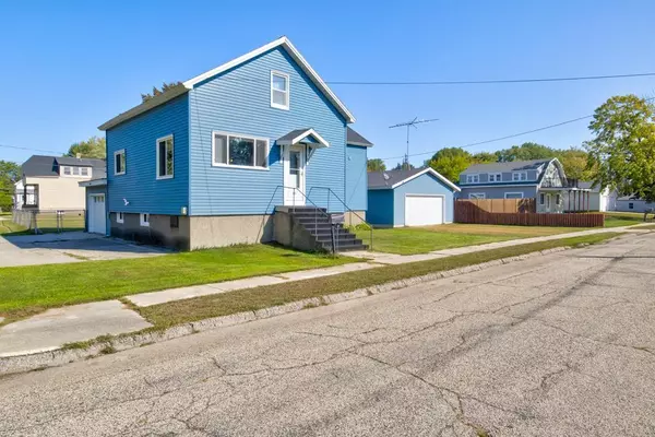 301 E BAY SHORE STREET, Marinette, WI 54143