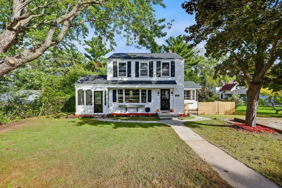 110 W SUMNER STREET, Weyauwega, WI 54983