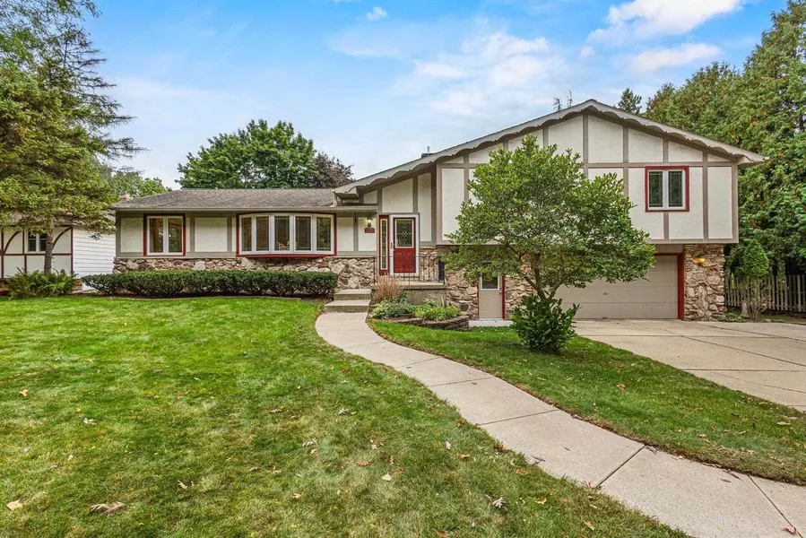 2570 EDGEWOOD LANE, Green Bay, WI 54302