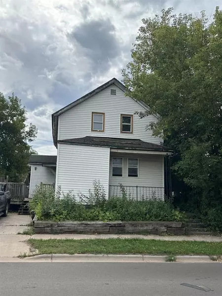 418 6th St W, Ashland, WI 54806