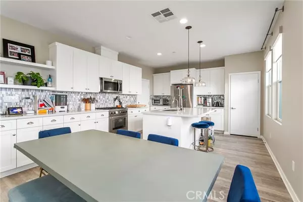 Costa Mesa, CA 92626,946 Sunlit LN