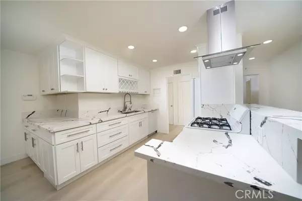 Huntington Beach, CA 92647,17121 Granada LN