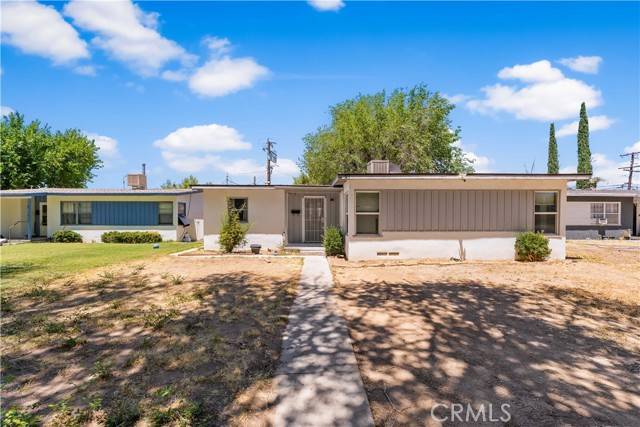 1411 W Ivesbrook ST, Lancaster, CA 93534
