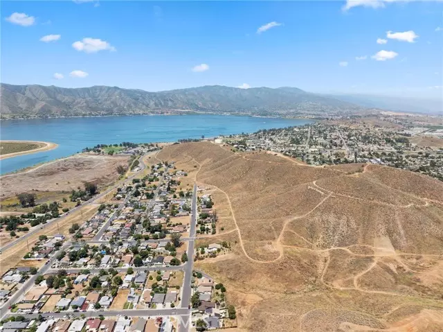 Lake Elsinore, CA 92532,1 Summit