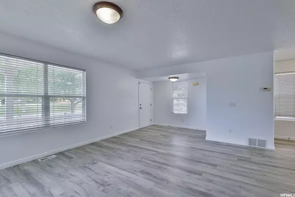 Tooele, UT 84074,1461 DUROCHER LN