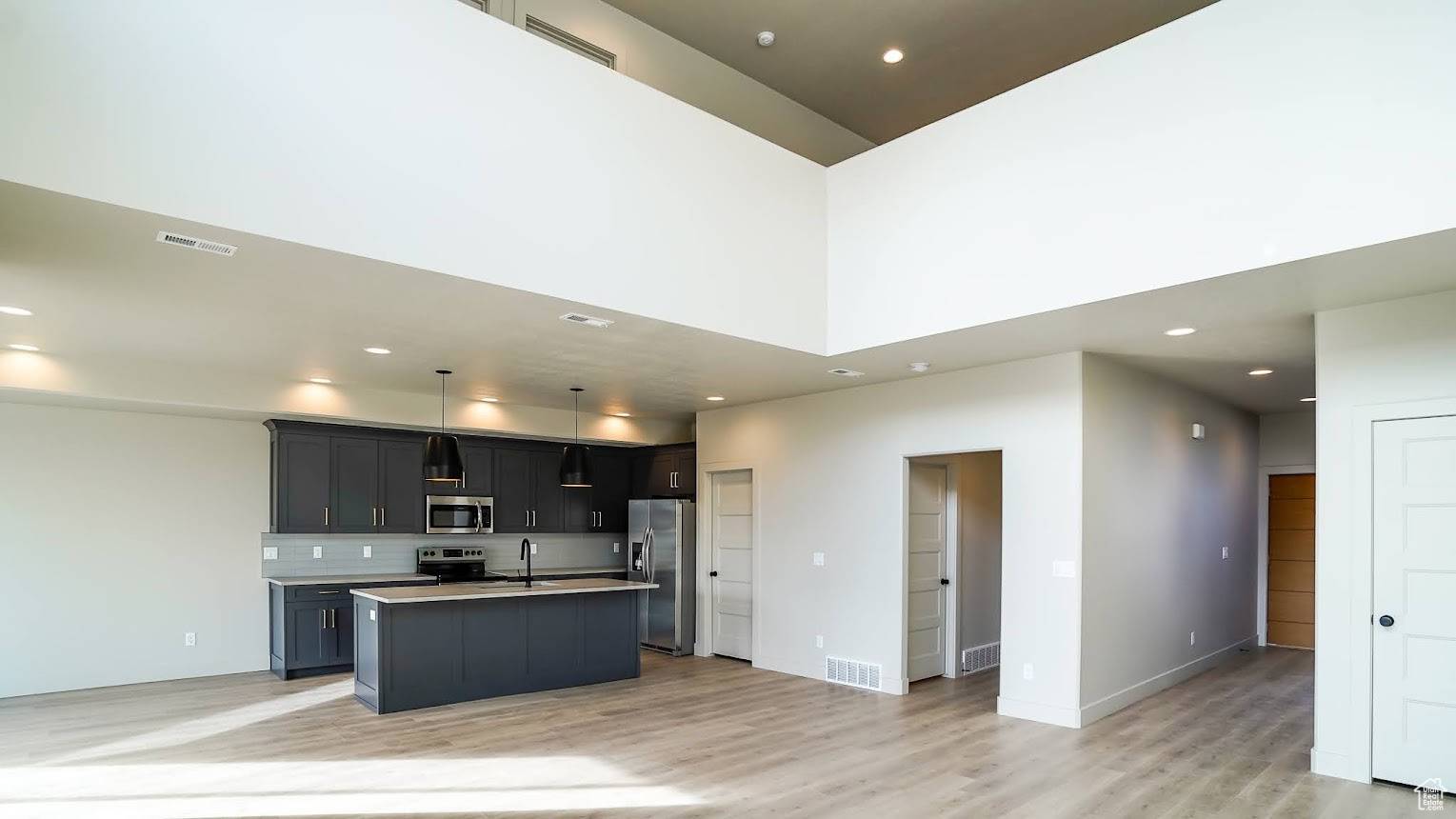 Syracuse, UT 84075,981 W 1910 S