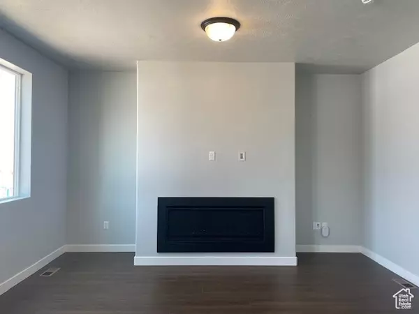 West Jordan, UT 84081,6838 W WEST WINODW PEAK WAY S #203