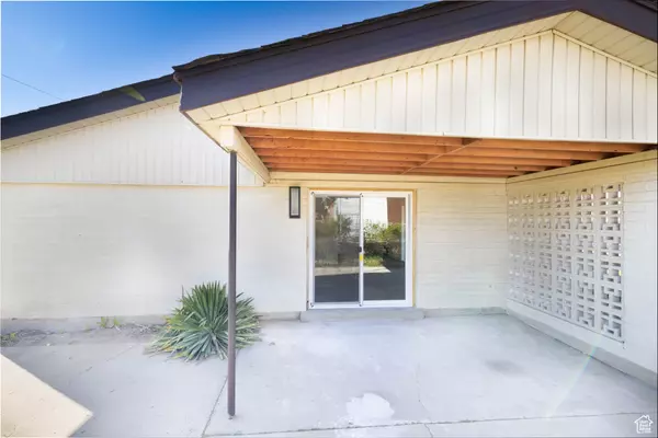 Sandy, UT 84094,934 E CARNATION DR