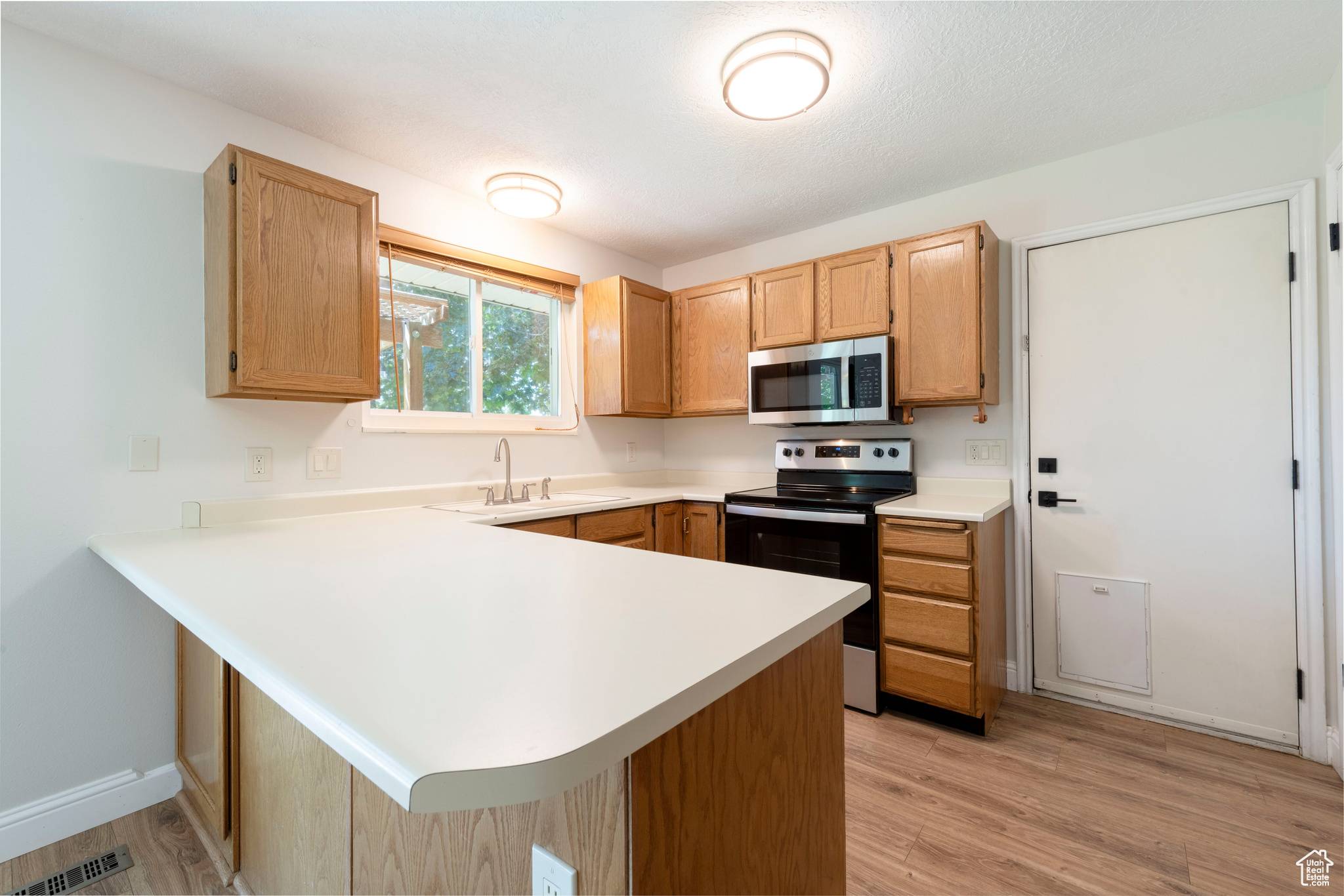 Sandy, UT 84094,11308 S HAWKWOOD DR E