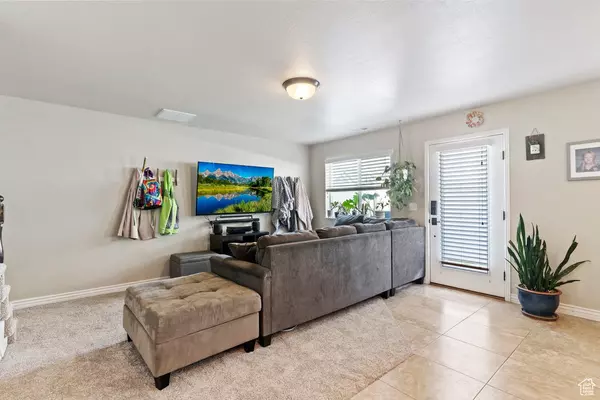 Syracuse, UT 84075,1064 W 2050 S