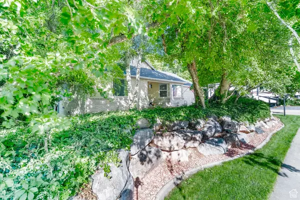 4862 S KIWANA DR, South Ogden, UT 84403