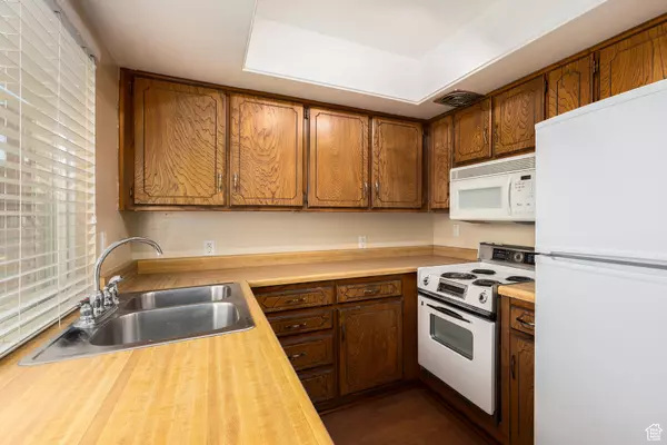 Bountiful, UT 84010,330 E PEACH LN