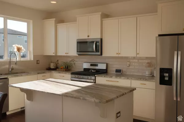 Eagle Mountain, UT 84005,5071 N OAK CREEK DR