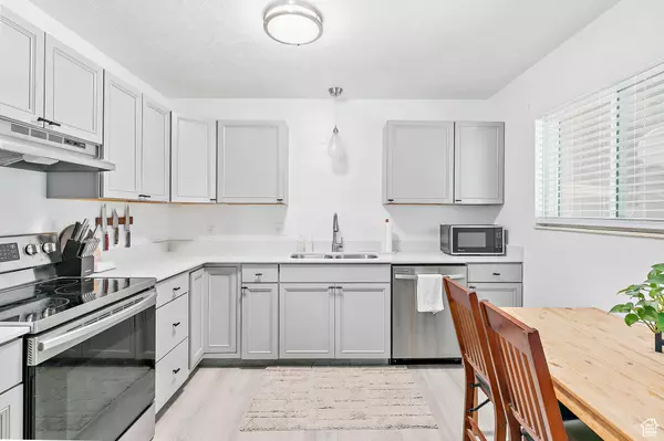 Sandy, UT 84070,8829 S 40 E