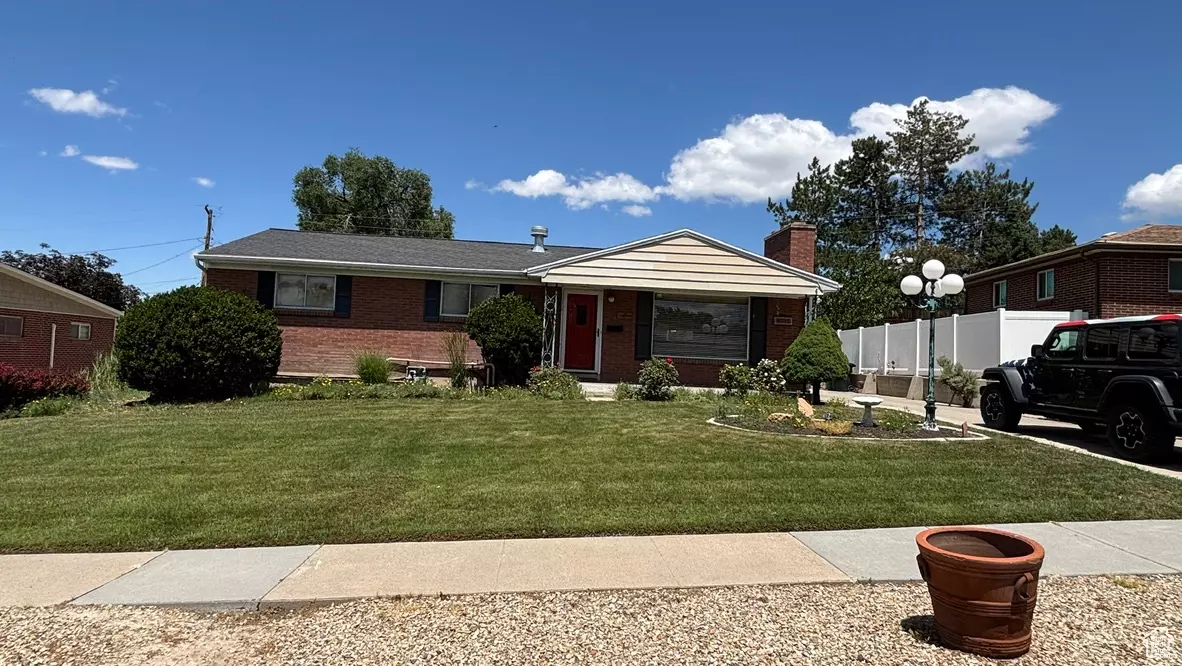 Murray, UT 84107,329 E SAUNDERS ST