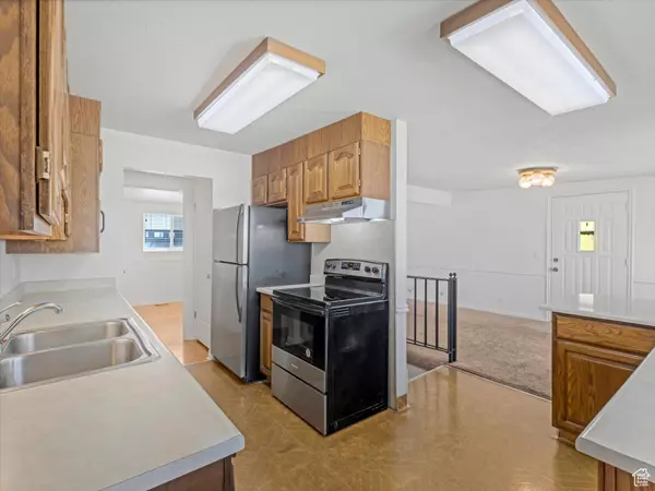 Sandy, UT 84094,828 E HIBISCUS AVE