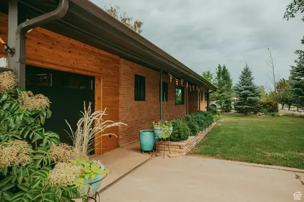 Blanding, UT 84511,63 N 100 W