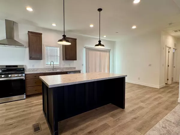 Hinckley, UT 84635,34 S 900 W