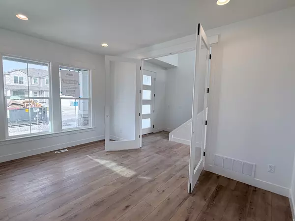 Vineyard, UT 84059,153 W HACKBERRY RD