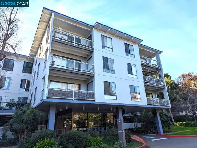 5 Commodore Dr, Emeryville, CA 94608