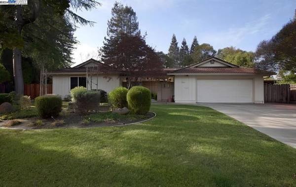 711 Stonehaven Dr, Walnut Creek, CA 94598