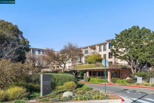 2 Commodore Dr, Emeryville, CA 94608