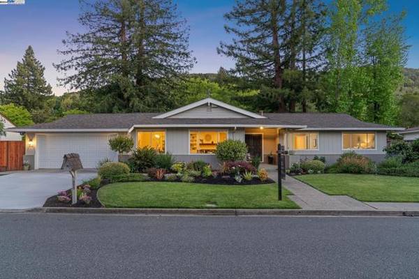 320 Deerfield Dr, Moraga, CA 94556