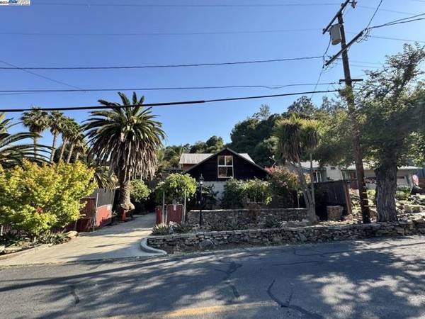 131 Canyon Lake Dr, Port Costa, CA