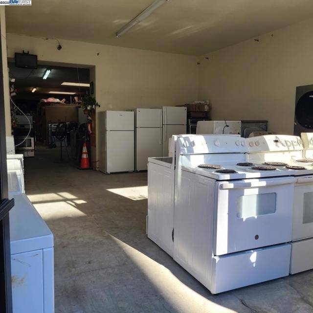 Oakland, CA 94601,2560 International Blvd