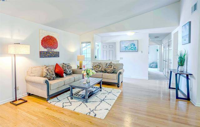 1304 University Dr,  Menlo Park,  CA 94025