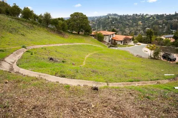 Orinda, CA 94563,20 Oak Ct