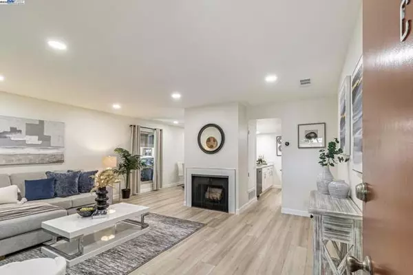215 Red Oak Dr, Sunnyvale, CA 94086