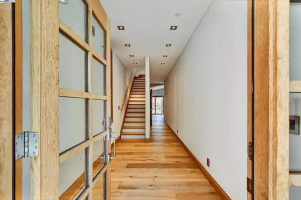 San Francisco, CA 94117,1208 Stanyan St