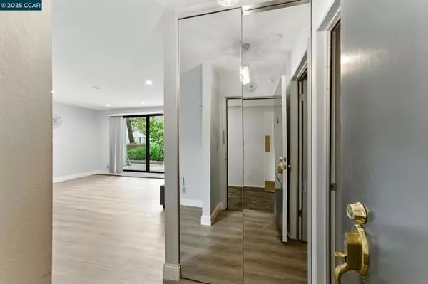 Emeryville, CA 94608,9 Commodore Dr