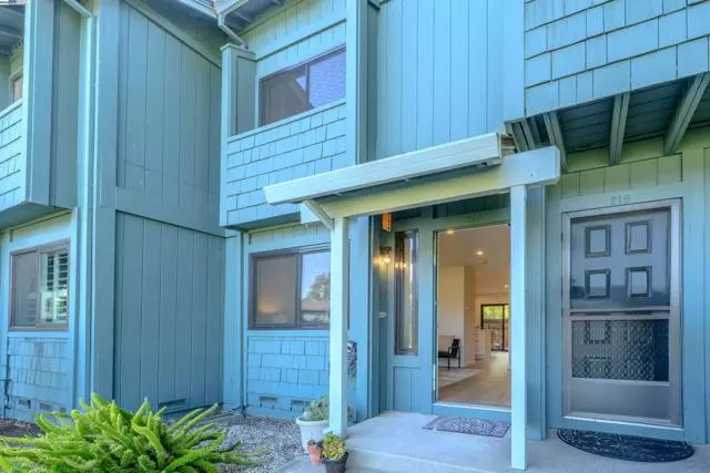 Rohnert Park, CA 94928,217 College View Dr