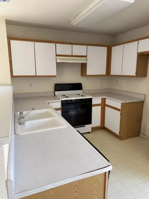 Patterson, CA 95363,1019 Sparrow Hawk Lane