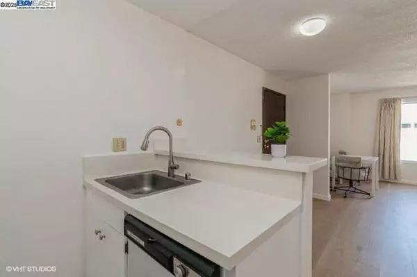 2005 Pleasant Valley Ave, Oakland, CA 94611