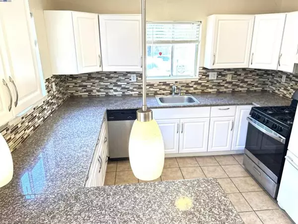 Oakland, CA 94603,10580 Creekside