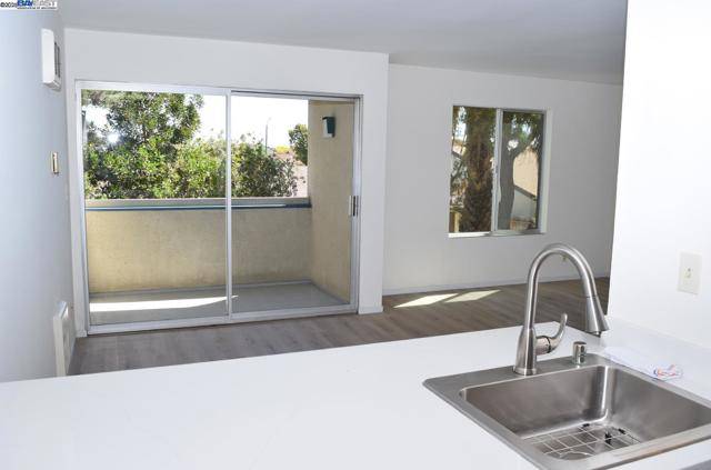 955 Shorepoint Ct, Alameda, CA 94501