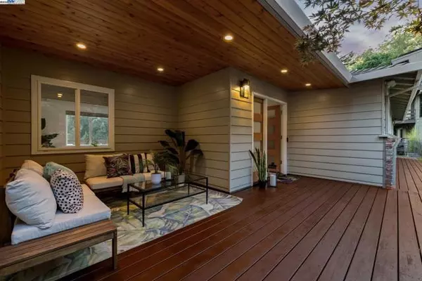 Oakland, CA 94611,2025 ARROWHEAD DRIVE