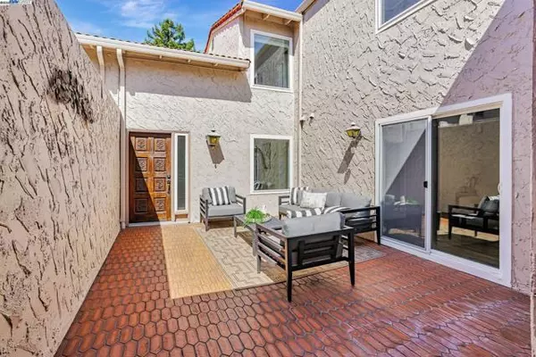 Los Gatos, CA 95032,142 Calle Larga
