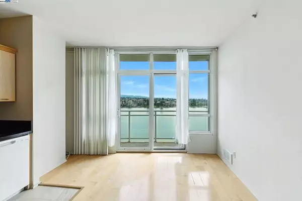 Oakland, CA 94612,1 Lakeside Dr