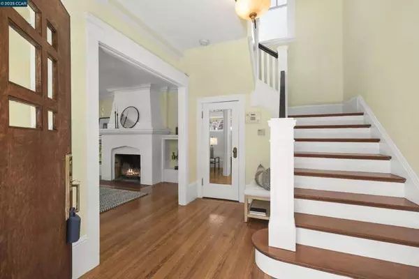 Oakland, CA 94618,484 Forest St