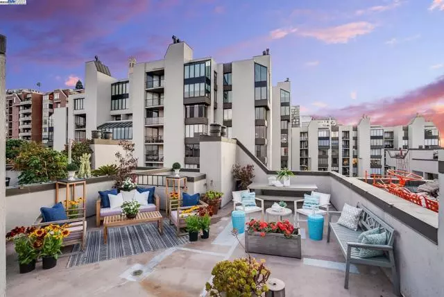 San Francisco, CA 94111,156 Lombard St