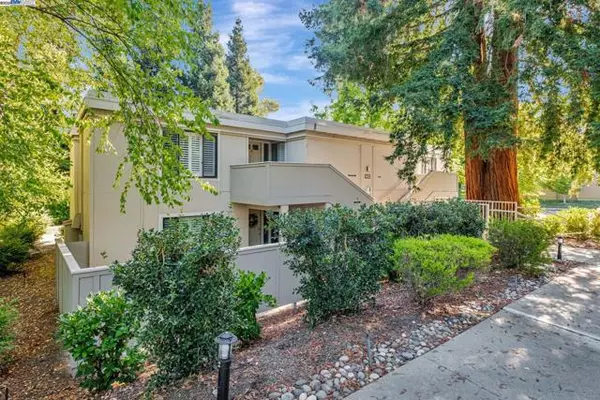 1400 Golden Rain Rd, Walnut Creek, CA 94595