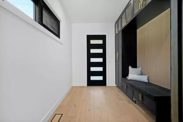 Oakland, CA 94618,5229 Miles Ave