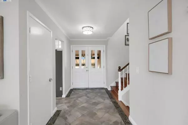 Hayward, CA 94542,27956 Edgecliff Way