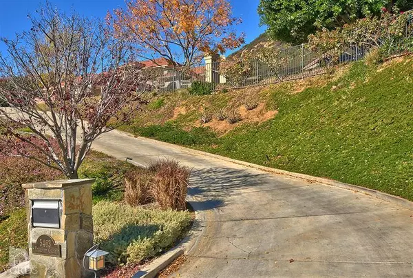 Westlake Village, CA 91362,5463 Edgecliff Circle