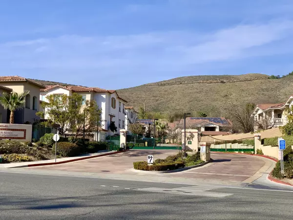 461 Country Club Drive #107, Simi Valley, CA 93065